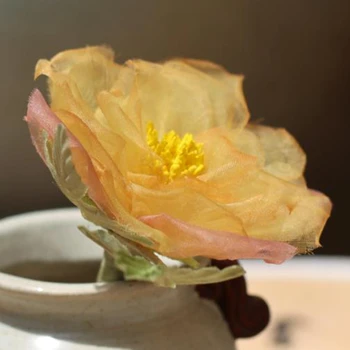 Ročno umetno vroče svile rose cvet za nacionalno obleko in ostra